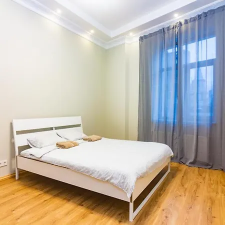 Bright 4 Bedroom In Old Town דירה