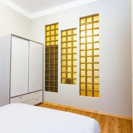 Bright 4 Bedroom In Old Town דירה