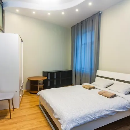Bright 4 Bedroom In Old Town דירה *