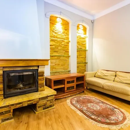 Bright 4 Bedroom In Old Town דירה *